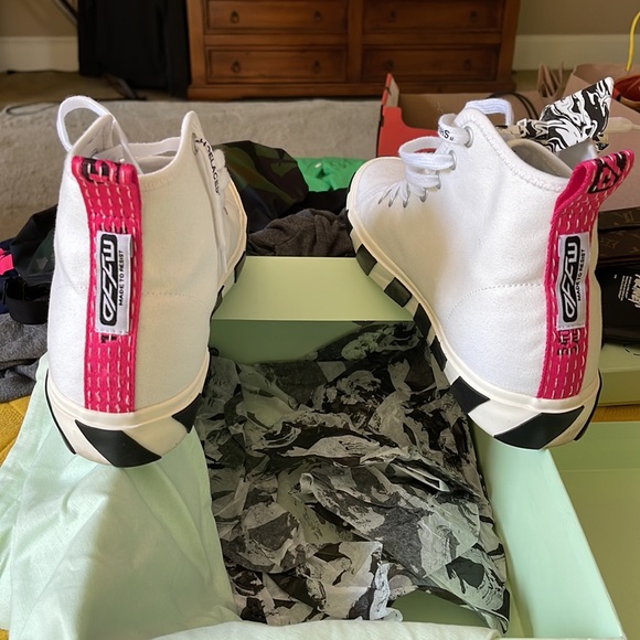 100% Authentic Off White Vulcanized Sneakers - Picture 3 of 10